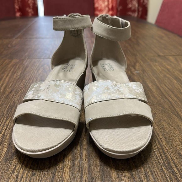 Naturalizer Women's Theron Beige/ Gold Wedge Sandals, Size 9 - Picture 4 of 13